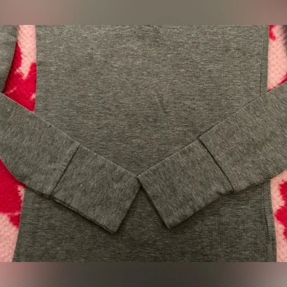 🩶Aeropostale Gray Top with Pink Lettering Size Medium 🩶 - Picture 4 of 5